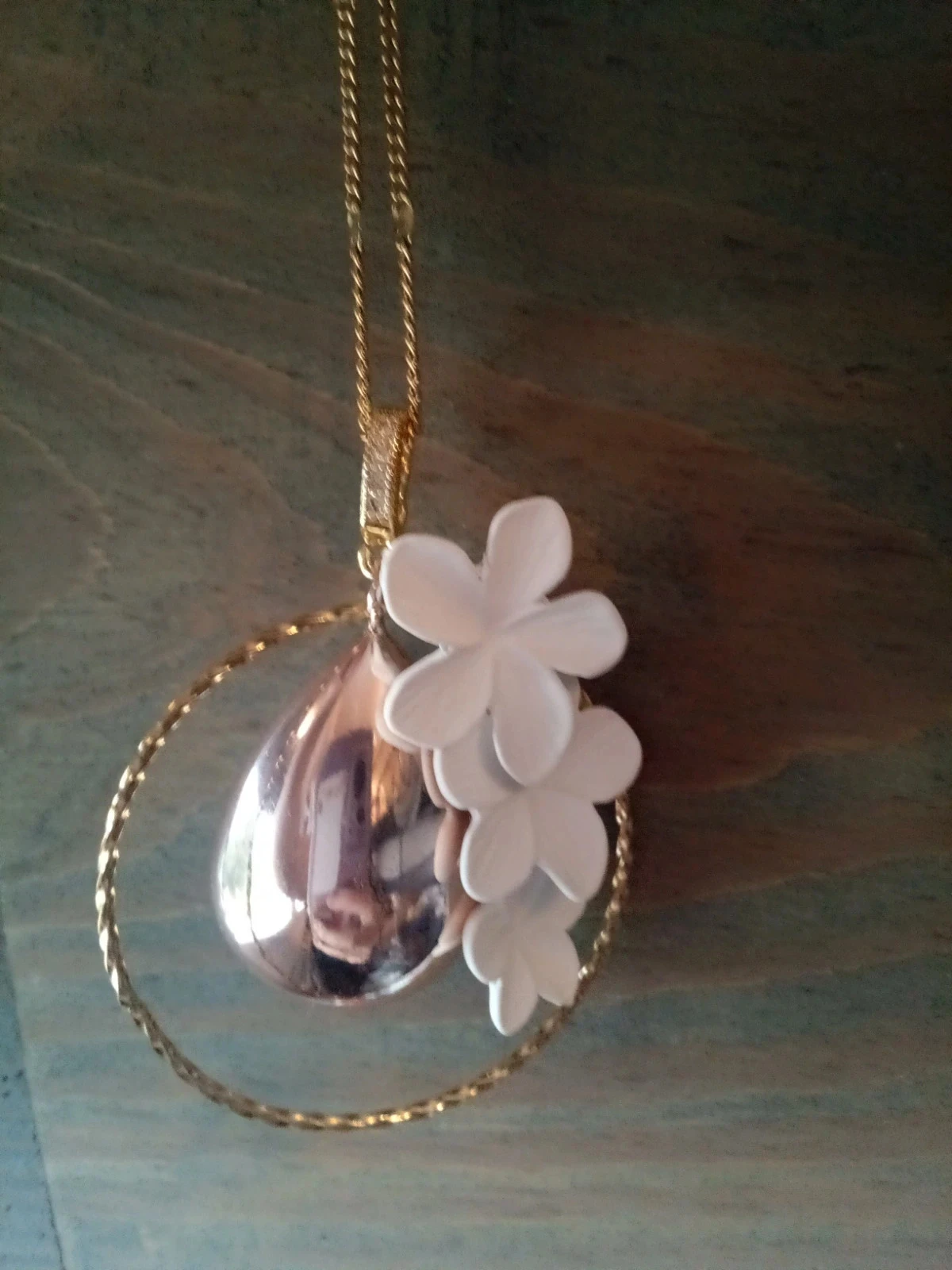 Collar colgante BOLA gota y flores blancas – photo 3